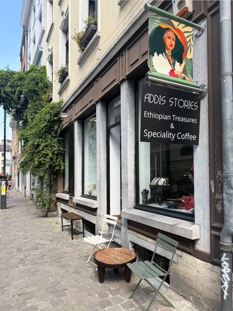 Façade d’Addis Stories à Bruxelles, photographie créditée Addis Stories dans L’Éventail