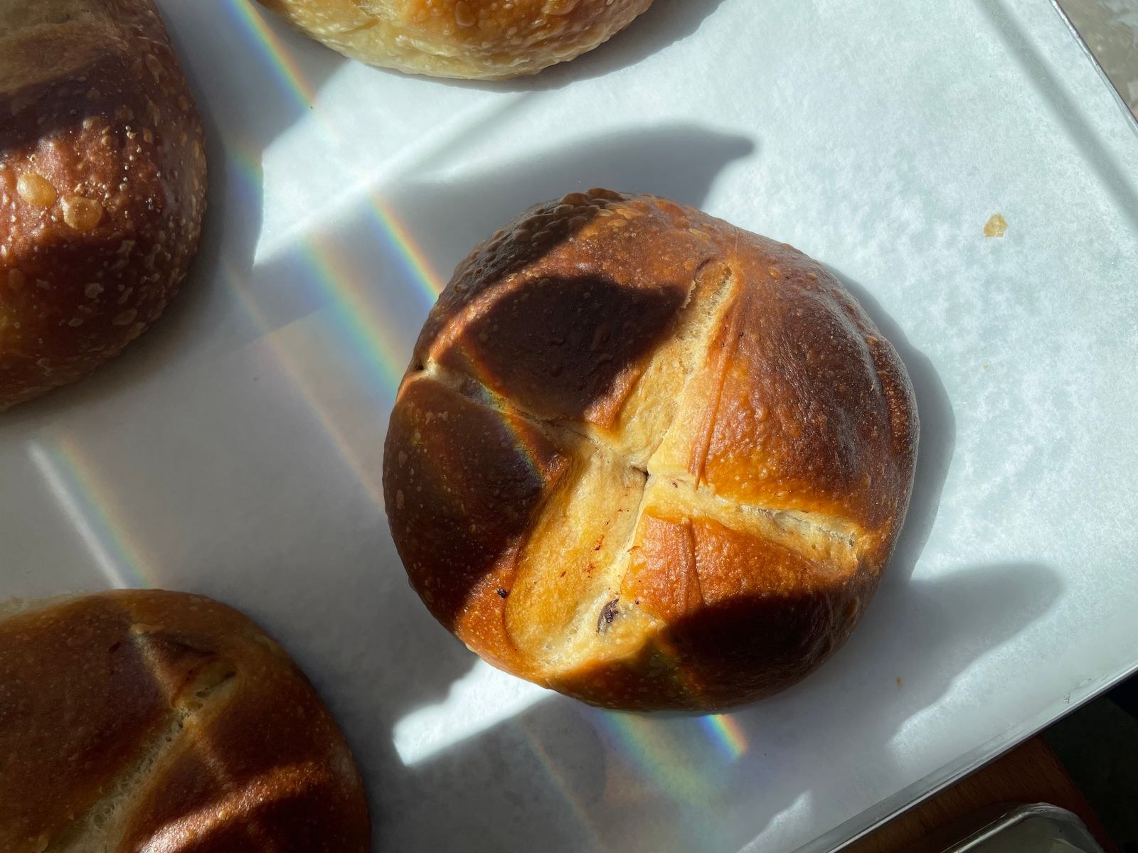Viennoiseries de Bread Bazar sur une plaque, photographie publiée par Le Fooding