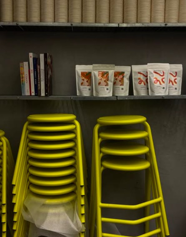 Le mobilier jaune de Coudboul et les sachets de café Parlor dans le glacier des Marolles.