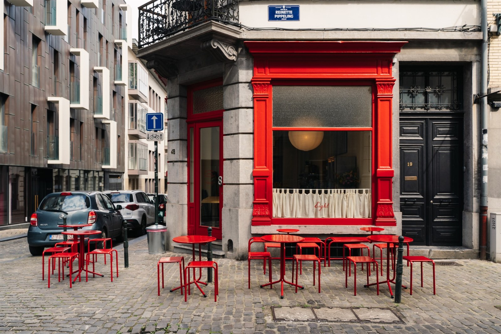 La devanture rouge et les tables extérieures de Eight Brussels, rue du Pépin.