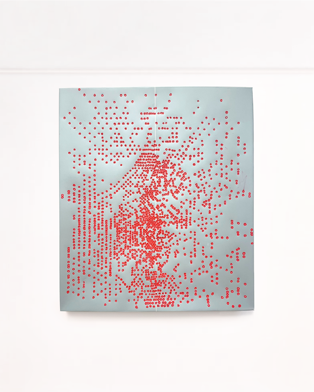 Œuvre d’Izabel Angerer : surface gris clair couverte de perforations rouges